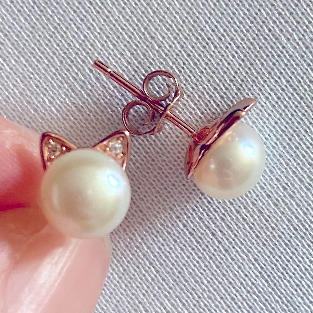 Pearl Rose Gold Cat Earrings